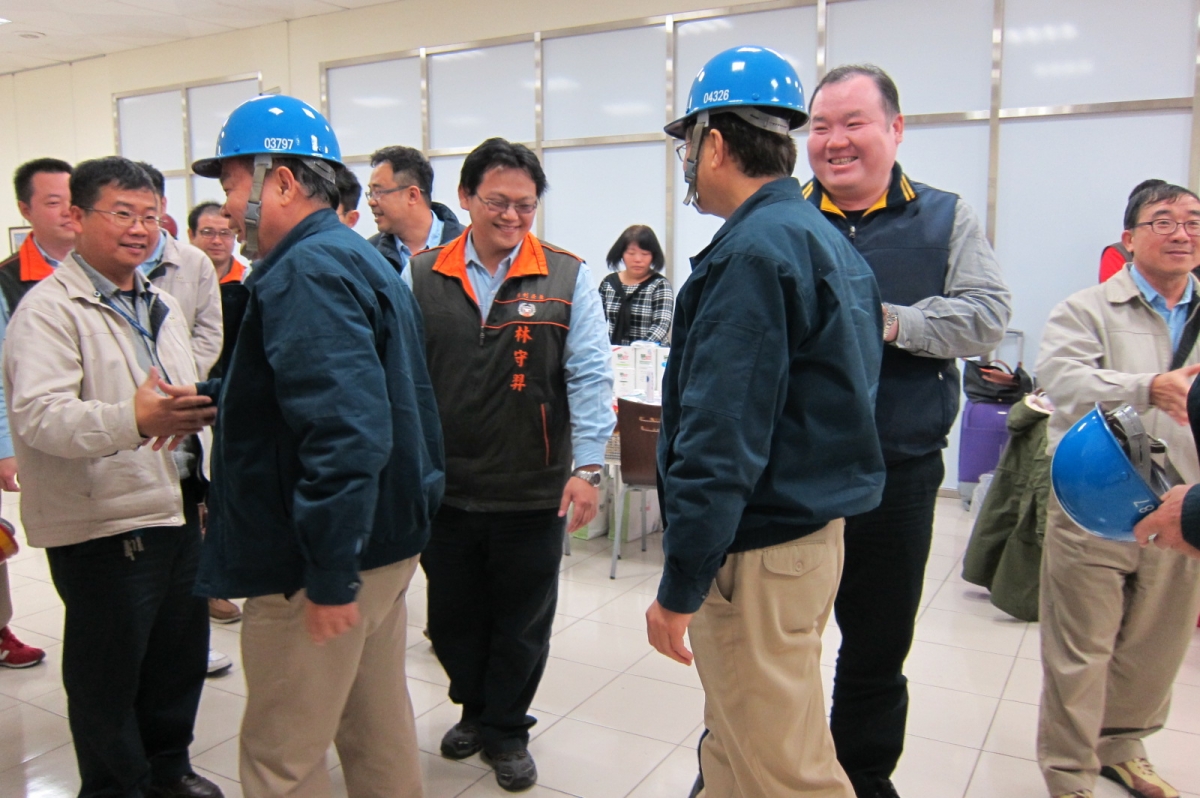 104.02.12 蒞訪留念-董事長與總經理率領經理部門至工會拜年