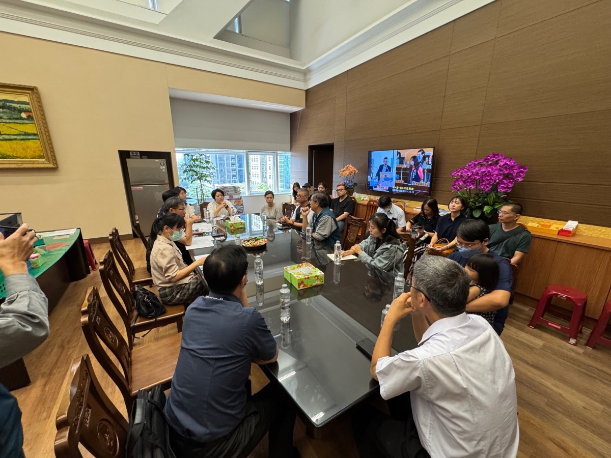 114.10.13與副議長及教育局長就眷舍學童就學設校問題進行交流